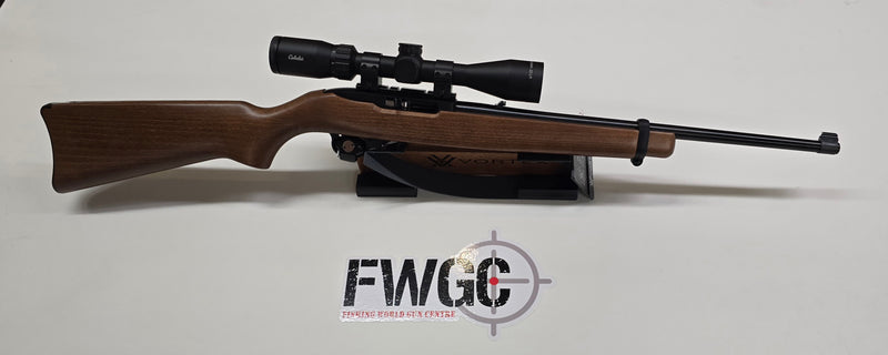 Load image into Gallery viewer, Ruger 10/22 Wood stock, blued barrel with Scope
